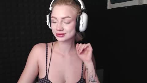 linacute52 online show from November 9, 11:51 pm