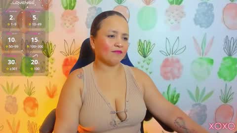 L I N D A online show from November 19, 7:23 pm