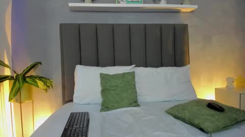 L I N D A online show from November 22, 3:49 am