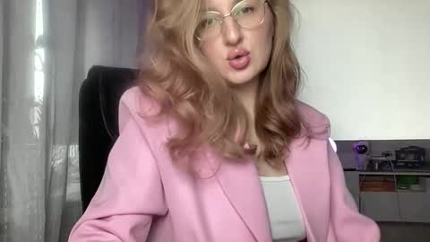 linoreya online show from November 25, 8:13 am