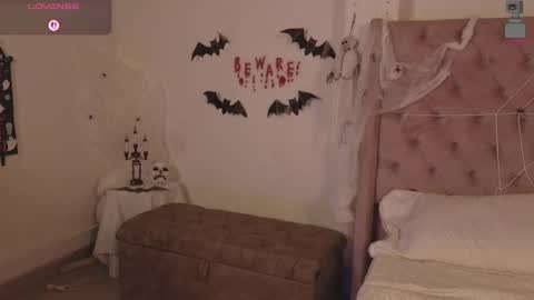 Snapshot of linoshka_1 chatting on October 23, 9:15 pm Luciana online show from October 23, 9:15 pm