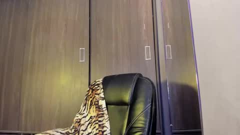 lisainthesky online show from February 19, 8:31 pm