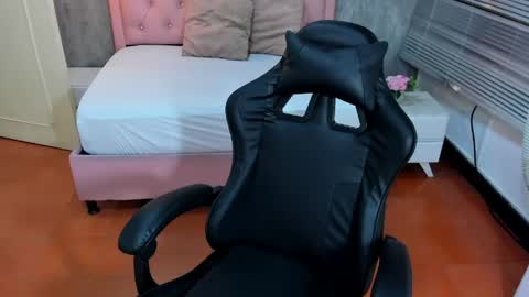 L I S S A  online show from April 14, 3:10 am