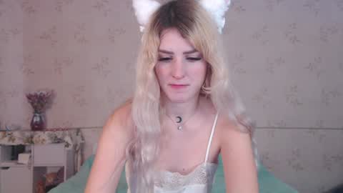 Snapshot of lissalucy chatting on December 12, 7:19 am Alice Dont forget to thumbs up its very important  online show from December 12, 7:19 am