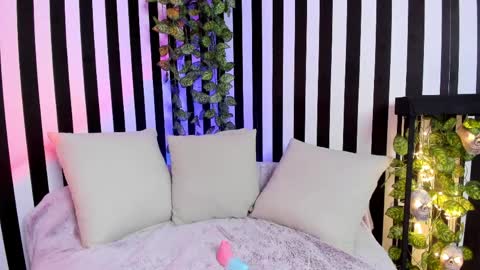 Liz  online show from May 11, 4:04 pm