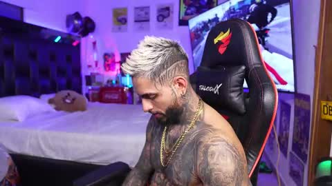 logan_hugh8 online show from March 12, 4:27 am