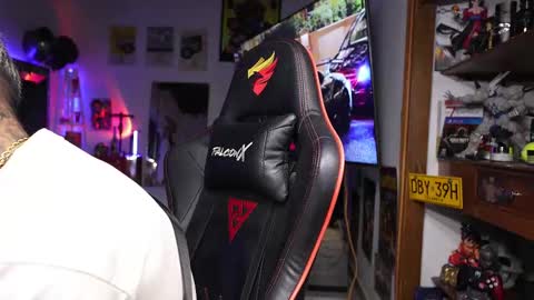 logan_hugh8 online show from March 20, 6:18 am