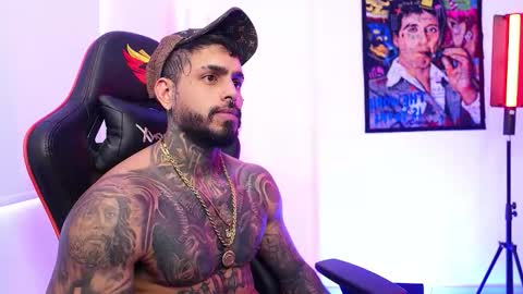 logan_hugh8 online show from November 17, 7:27 pm