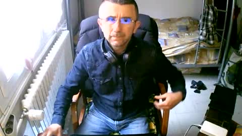 Snapshot of lokoum39 chatting on March 12, 9:34 am lokoum39 online show from March 12, 9:34 am