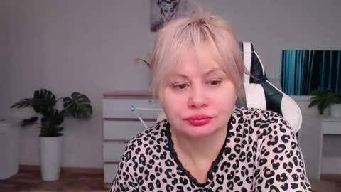Snapshot of lola_anderson chatting on October 21, 7:35 am Lola online show from October 21, 7:35 am