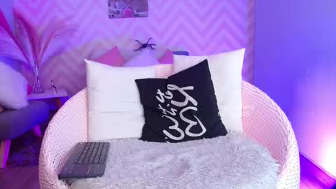 Lola online show from November 8, 5:16 pm