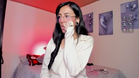 Lola online show from December 5, 5:00 pm