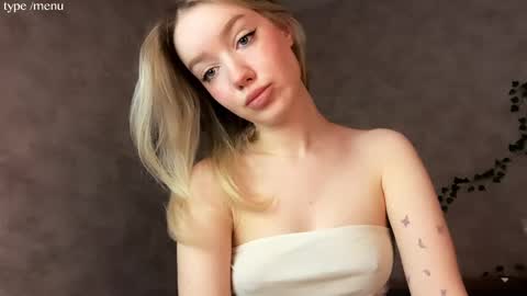 Mia online show from April 8, 5:43 am