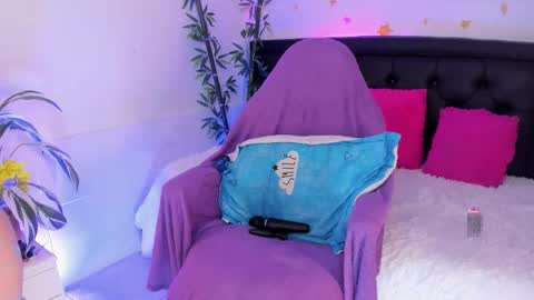 Jennifer  online show from February 6, 6:43 pm