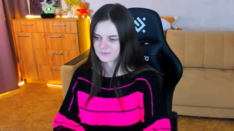 Snapshot of lora_cain chatting on December 9, 3:44 pm Lora Cain online show from December 9, 3:44 pm