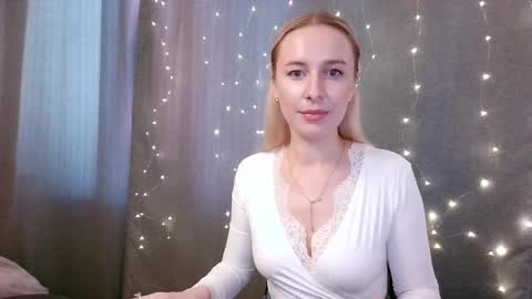 loravine online show from April 4, 2:02 pm