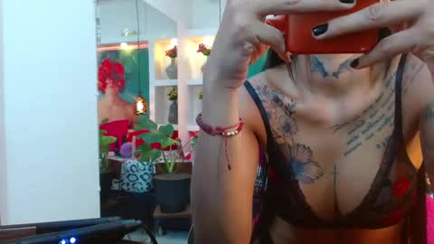 Snapshot of lorenapinto_ chatting on September 12, 9:39 pm lore online show from September 12, 9:39 pm