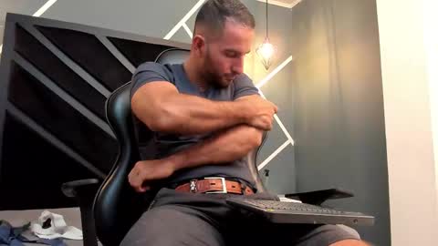  L O R E N Z O  Thumbs Up help  online show from October 8, 6:47 pm