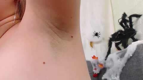 love bella  online show from October 20, 12:37 am