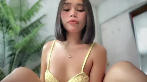 lovely_cittie18 online show from April 19, 5:19 am