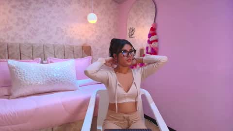 lovely_julls online show from February 5, 2:42 pm
