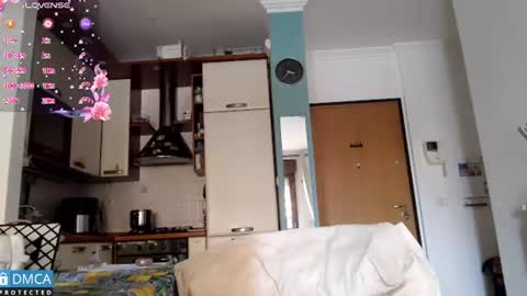 luara_ online show from July 9, 1:37 pm