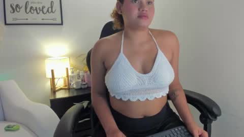 lucy_garzon online show from April 1, 7:11 pm