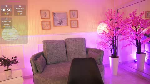 lucyweisser online show from April 6, 11:55 am