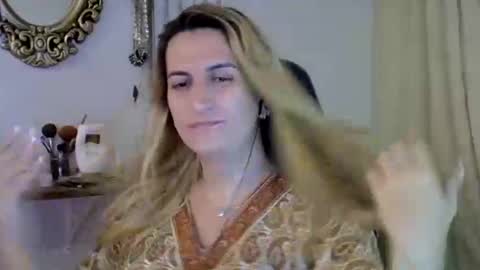 Snapshot of luizacandy chatting on December 1, 10:23 pm luizacandy online show from December 1, 10:23 pm