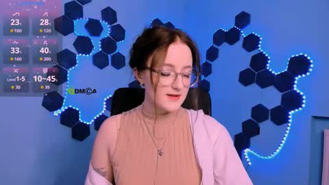 luna_berryy online show from December 17, 9:43 pm