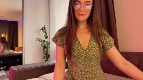 luna_raee online show from April 28, 1:59 pm