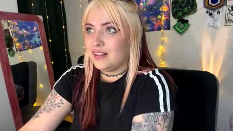 luna_rayy online show from October 19, 7:35 am