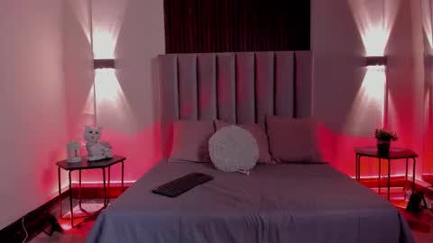 lunaa_moonn online show from February 11, 8:01 pm