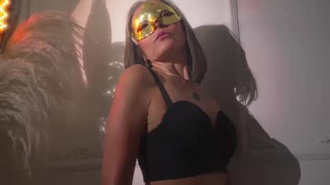 lunamisteriosa_ online show from February 23, 11:34 am