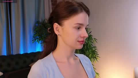 lunaolivia_ online show from November 24, 12:37 pm