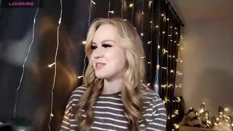 lunapeony online show from December 16, 6:53 am