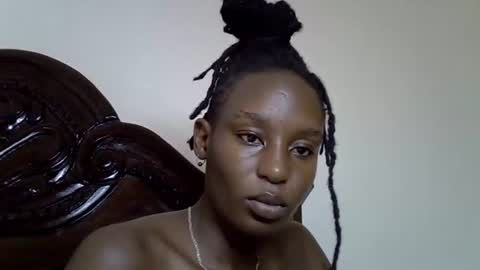 lutino_lovebirds online show from April 18, 7:29 pm