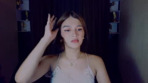 queen lux online show from May 6, 12:00 pm