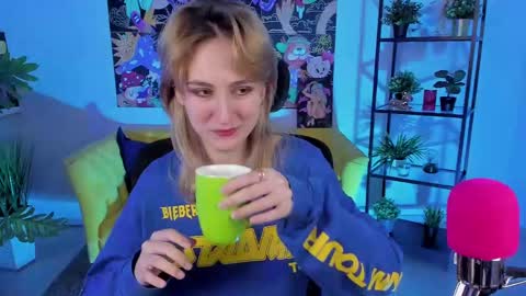 Snapshot of luxrayi chatting on February 20, 6:24 pm Ray online show from February 20, 6:24 pm