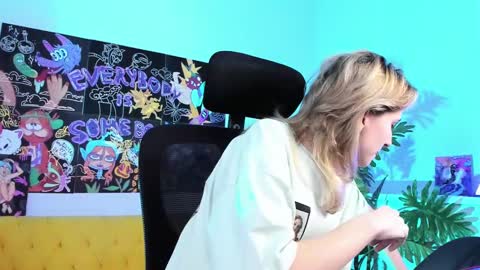 Snapshot of luxrayi chatting on February 18, 12:15 am Ray online show from February 18, 12:15 am