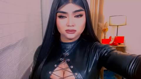 Snapshot of luxsasha chatting on October 26, 1:34 pm Sasha Blaire online show from October 26, 1:34 pm
