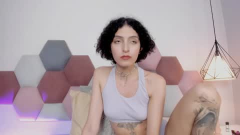 Lyravendrell online show from April 9, 6:19 am