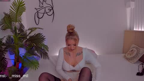 Snapshot of maarym chatting on February 26, 4:30 am Mary online show from February 26, 4:30 am