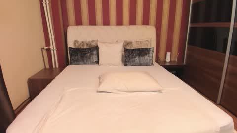 Nora online show from December 4, 1:11 pm