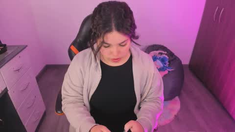 Snapshot of madelaine_taylor chatting on October 16, 12:16 pm madelaine_taylor online show from October 16, 12:16 pm