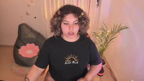 Snapshot of madelaine_taylor chatting on February 25, 5:19 pm madelaine_taylor online show from February 25, 5:19 pm