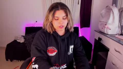 Snapshot of madelaine_taylor chatting on December 10, 3:41 am madelaine_taylor online show from December 10, 3:41 am