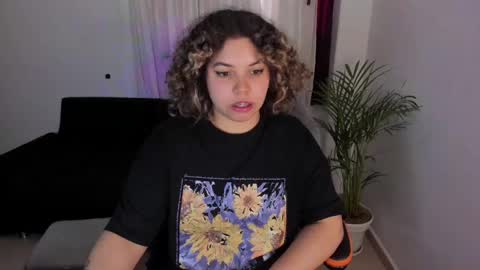 Snapshot of madelaine_taylor chatting on January 11, 11:45 am madelaine_taylor online show from January 11, 11:45 am