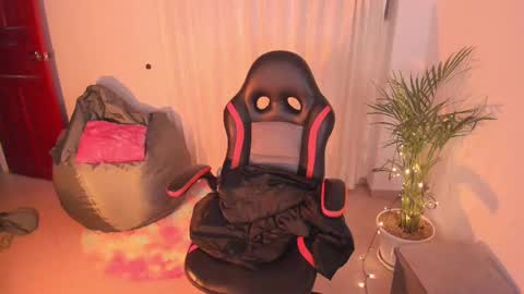 Snapshot of madelaine_taylor chatting on January 21, 2:33 am madelaine_taylor online show from January 21, 2:33 am