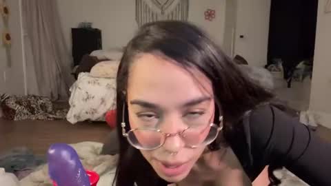 Mae Mariposa  online show from July 6, 7:27 am